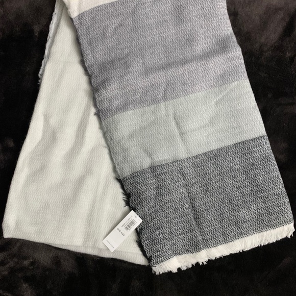 NWT 3pcs Old Navy Fringed Oversized Flannel Scarf for Women - Picture 6 of 13